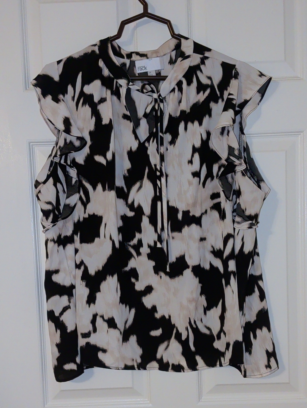 Nordstrom Rack Sleeveless Tie-Neck Ruffle Blouse in Black & Cream